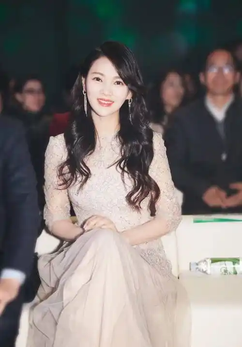 伊能静果然是不老女神,大波浪卷发搭配连衣裙优雅大气,美丽动人_脸型