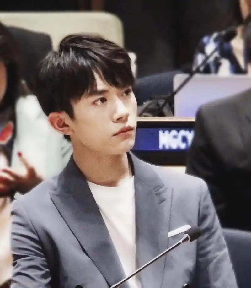 嗨 帅哥.生图杀手#男明星#生图即神图 #易烊千玺 #氛围感 - 抖音