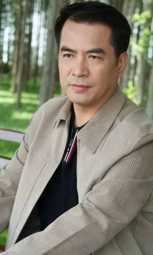 演员廖京生二婚娶了何睛为妻用爱温暖继子成了良夫慈父