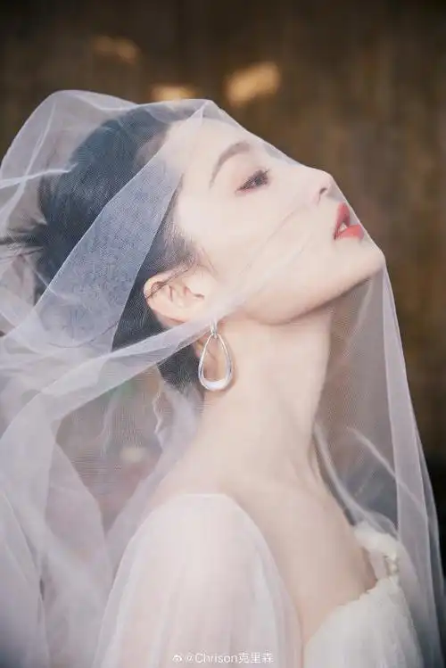 李沁亮相#微博视界大会#的造型,一身azzi osta高定淡黄色纱质礼服