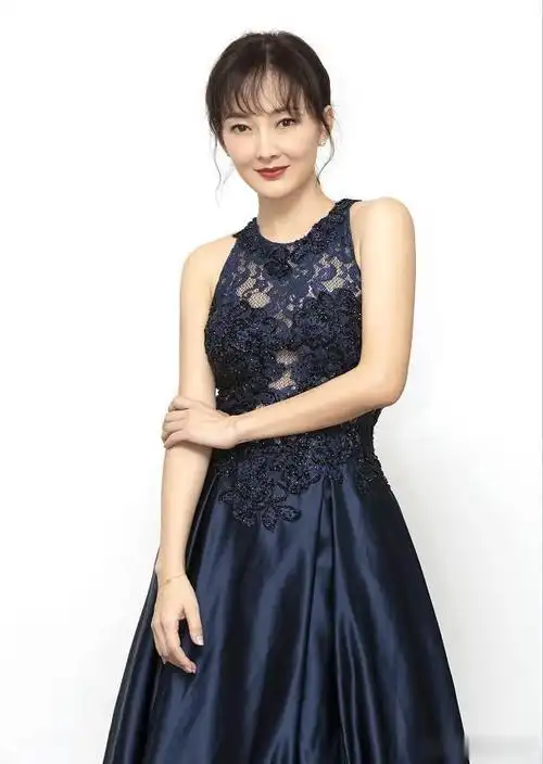 44岁牛莉身材丰满,穿修身镂空长裙勒出水桶腰,气质却越发惊艳