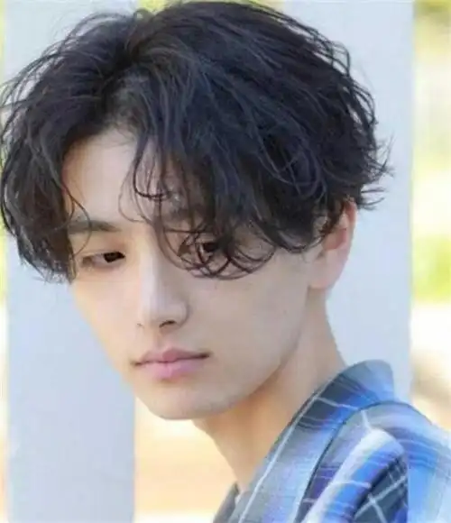 最新烫发发型男生中分