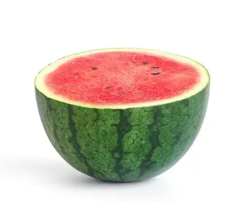 一半在白色的西瓜孤立