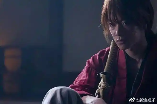 佐藤健在《浪客剑心》中饰演绯村剑心,被称为"刽子手拔刀斋"的男人,"