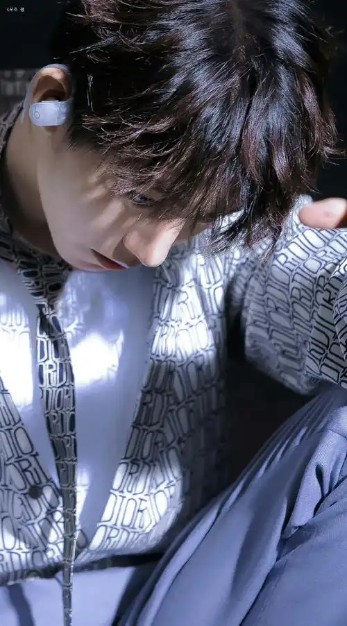 时隔四年依旧会被这套神图惊艳到,一万次感叹王俊凯这张神仙脸蛋玫妹