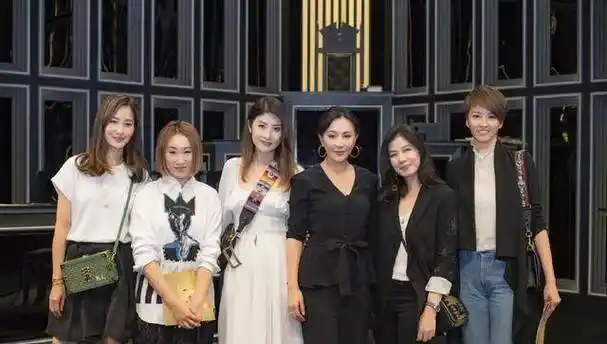 刘嘉玲和小10岁梁咏琪陈慧琳同框,素颜没眉毛都比她俩看着年轻_保养