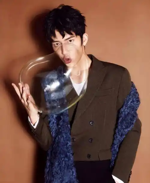 说起来井柏然的起点算是高的,他首次出演影视作品就是男主角,搭档的是