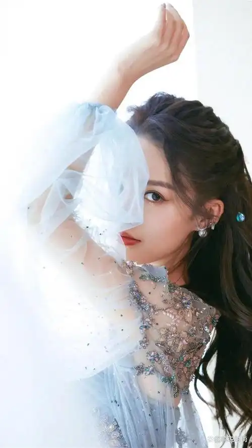 李沁才是"小仙女",穿白色纱裙温柔可爱,天然脸就是美!