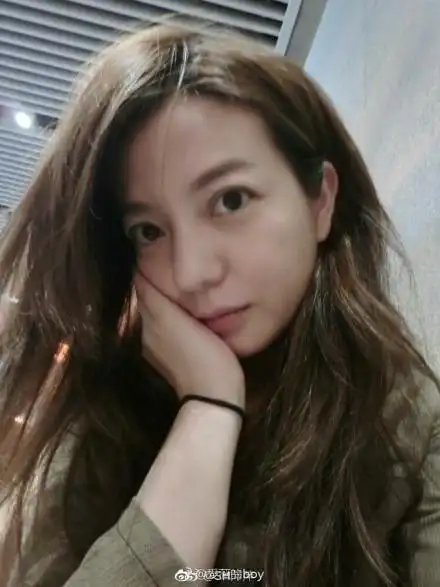 赵薇晒素颜自拍照面容憔悴惹人怜脸变小了瘦了这是咋回事