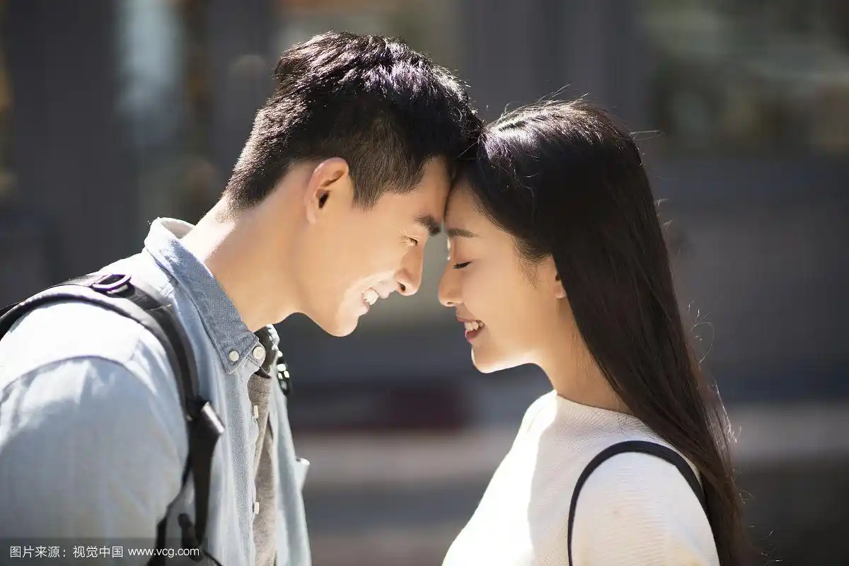 甜蜜的年轻情侣