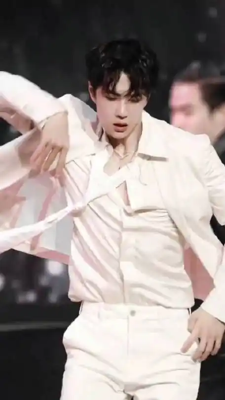 考古王一博散落的华服!好帅呀!喜欢!