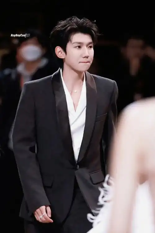 "在梅奔和大家再次相见"西装也是可爱的@tfboys-王源#王源看我们如何