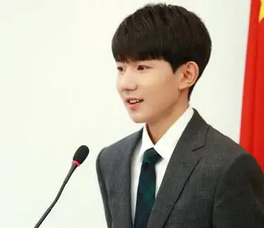 王源朗读牧羊少年奇幻之旅致敬青春王源蘑菇头发型展现好学生本