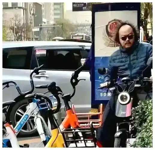 55岁窦唯罕露面发福头发秃顶变化大到无人识在灵隐寺瞎溜