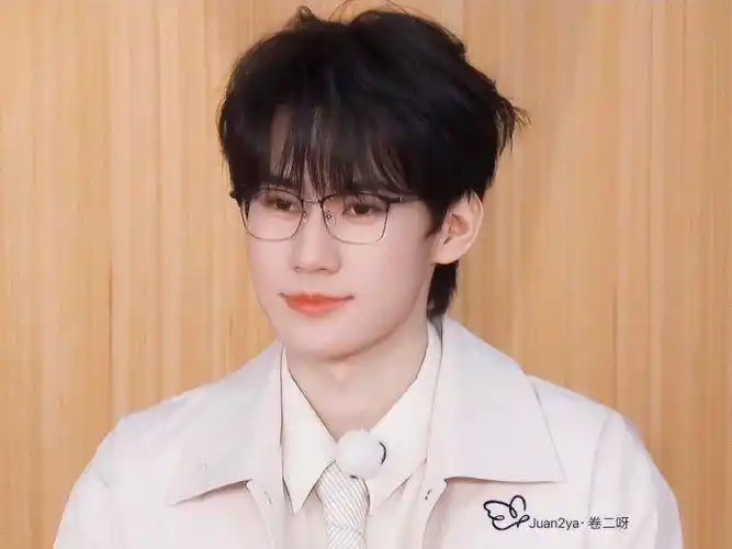 张真源眼镜杀,笑起来真的好可爱,怎么那么好看啊|张真源|眼镜|可爱