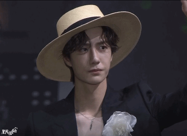 王一博草帽新造型,蓝色西装内搭条纹背带裤,帅气潇洒少年郎|肖战|王