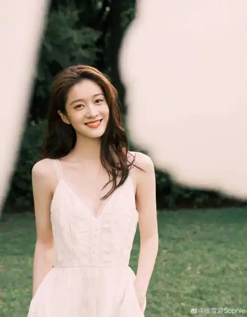 张雪迎分享生日美照,嘟嘴卖萌超可爱,穿搭清纯似初恋_蛋糕_模样_宫格