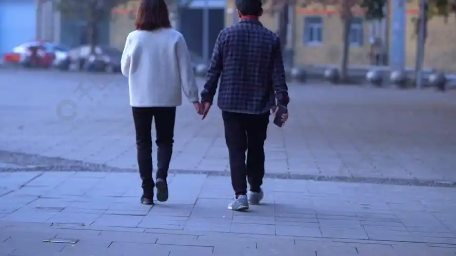 4k实拍人文意境情侣逛街牵手背影