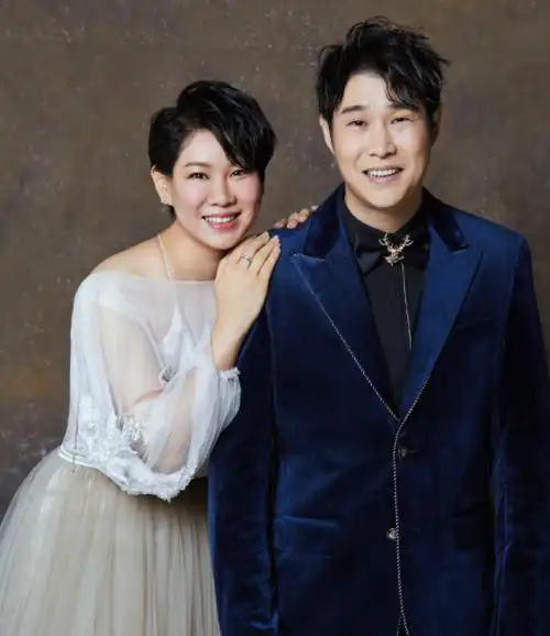 40岁小沈阳晒全家福!妻子紧靠肩膀太娇羞,女儿穿着粉嫩超像爸