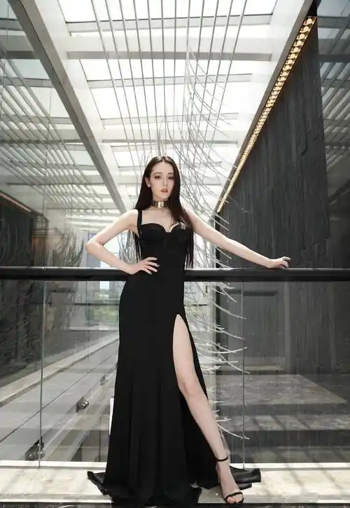 原创迪丽热巴出足风头了黑色吊带裙时尚到大腿配金色颈链更是时尚