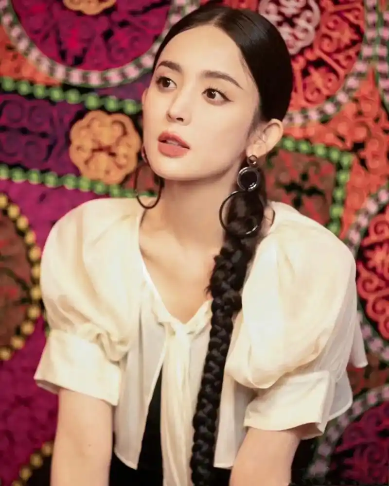 肤白貌美大长腿,大眼高鼻精雕细琢,古力娜扎的美不仅在"气"更在骨相