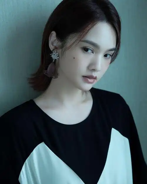 杨丞琳声生不息最新造型写真黑白拼接长裙利落大方