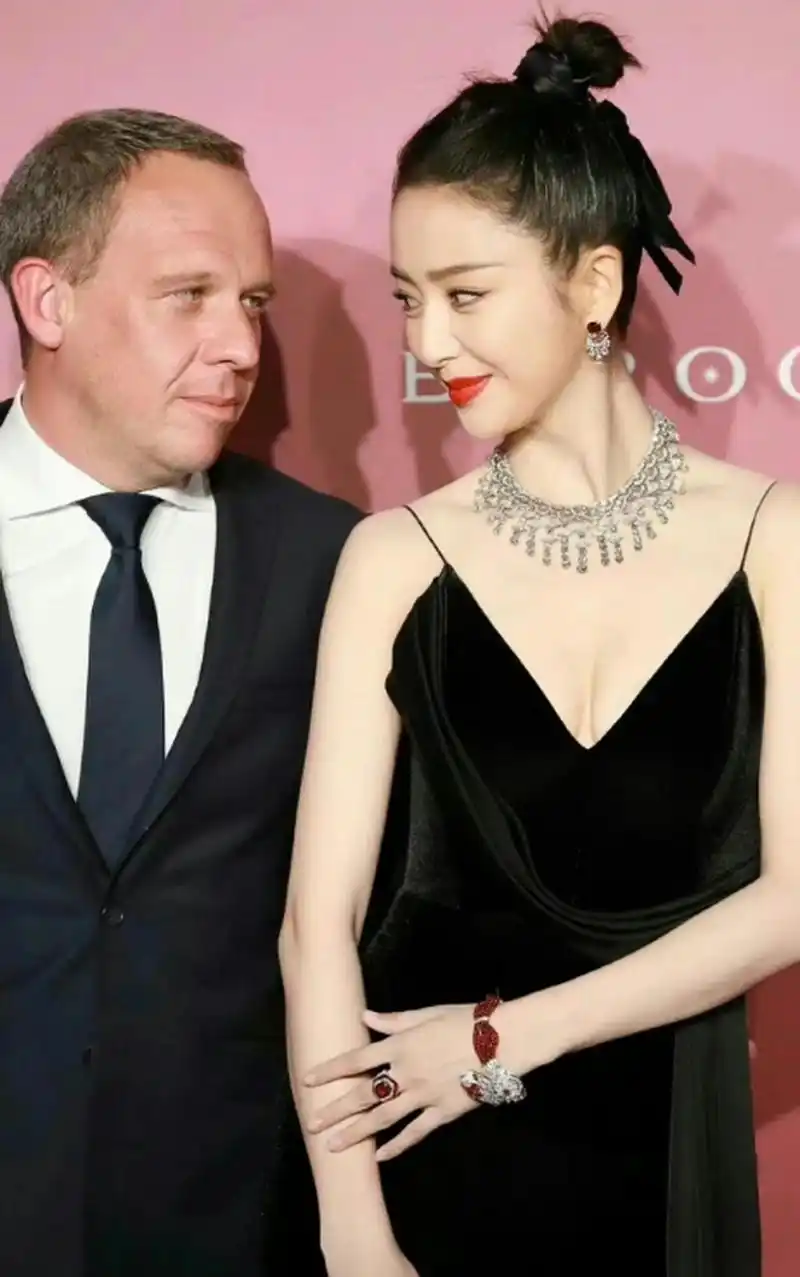 佟丽娅,杨蓉身穿礼服和一个外国男人的合影.