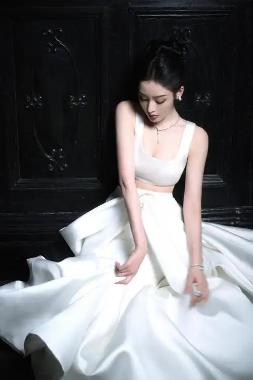 张天爱穿白礼服露蛮腰造型别致吸睛