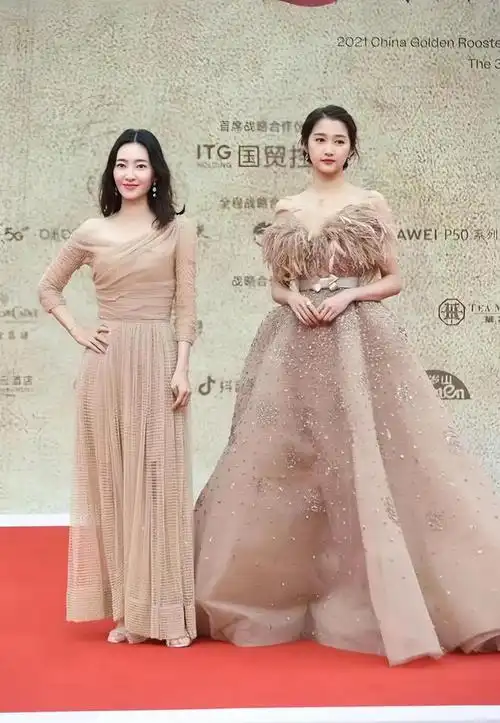 左边是王丽坤右边这位身高好高气质也超越了王丽坤