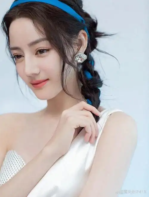 迪丽热巴,中国内地著名演员,维吾尔族,出生于新疆维吾尔自治区