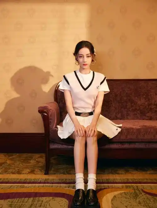 迪丽热巴穿水晶缀饰礼服 优雅高贵 身材曲线曼妙玲珑 性感迷人_活动