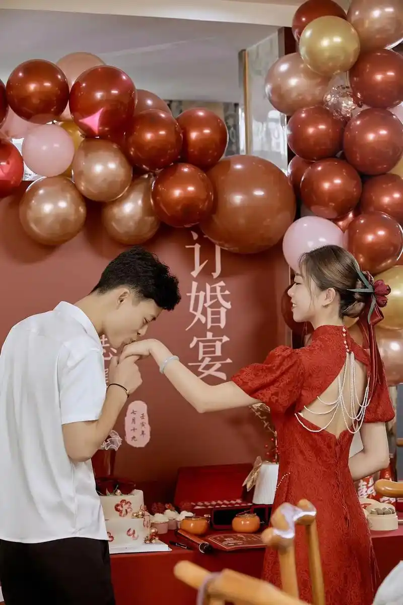 喜#订婚快乐 #订婚跟拍照片 初始你名,久居我心.#订婚宴 - 抖音