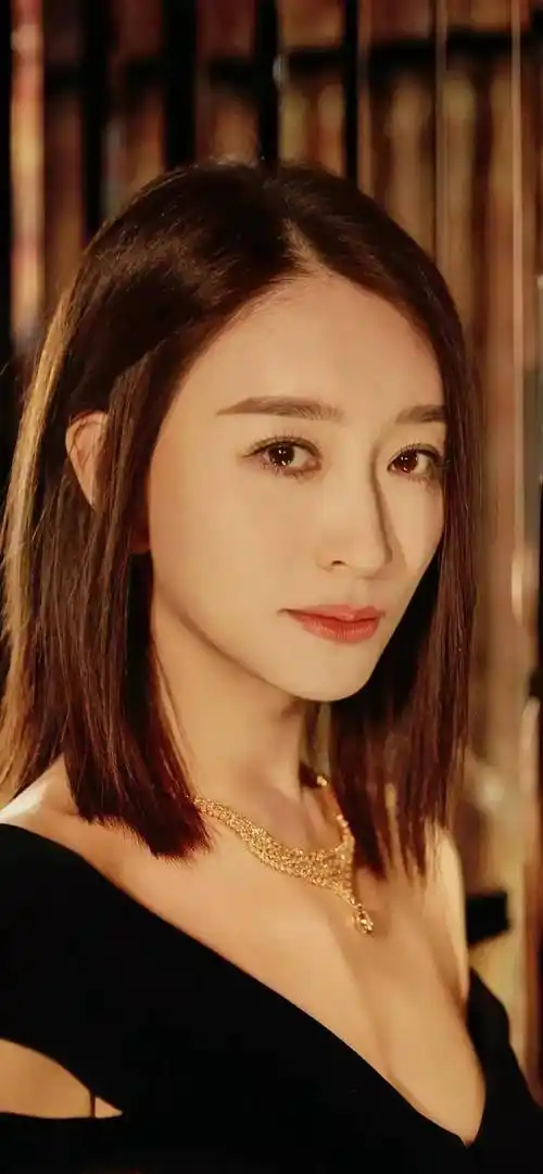 46岁李小冉穿黑色露肩裙拍写真!