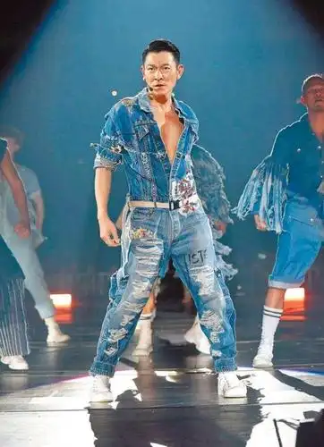 刘德华台上穿的牛仔衣服搭配
