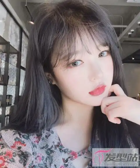 今年流行的直发发型get网红同款打造气质女神