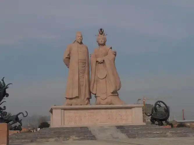 乾县县城北部6公里的梁山上,为唐高宗李治与武则天的合葬墓乾陵建成于