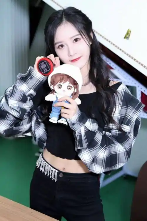 段艺璇演出现场被舞台道具砸伤 公司现场被粉丝喊倒闭_支持_事故_演唱