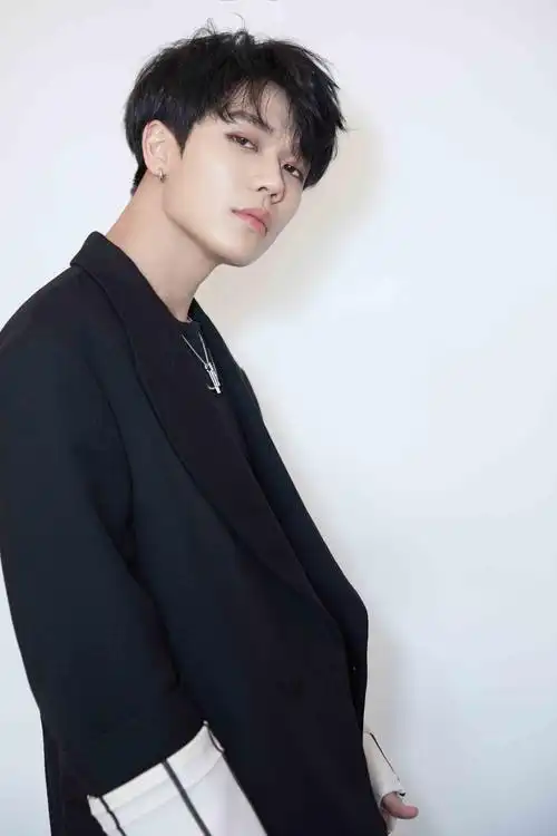 林彦俊黑色西装出席活动 钢琴键线条纹诠释绅士型格