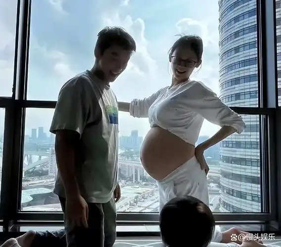 郑恺一家三口现身街头,逛商店老婆全程带娃,男方当甩手掌柜