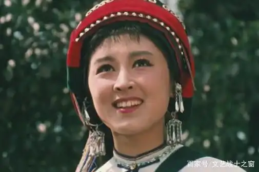 在一个名叫阿着底的所在,美丽的撒尼族姑娘阿诗玛(杨丽坤饰)心灵手巧