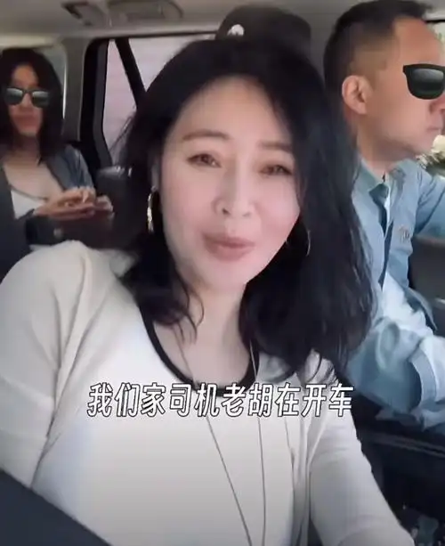 于明加一家四口看电影,丈夫胡俊罕出镜,14岁长女穿低胸装显成熟