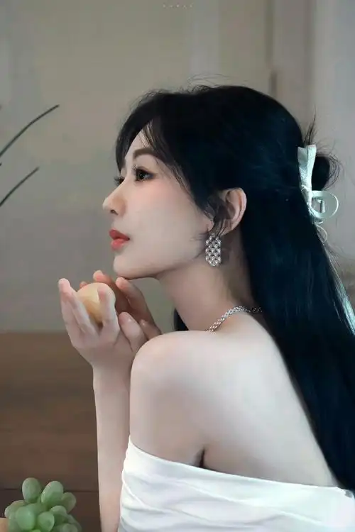 怼脸花絮视频#昨晚的直播线下活动每一张图都好爱@杨紫杨紫怼脸 侧脸