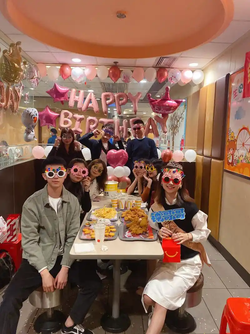 原因是我和他提起过,我小时候都在麦当劳过生日!