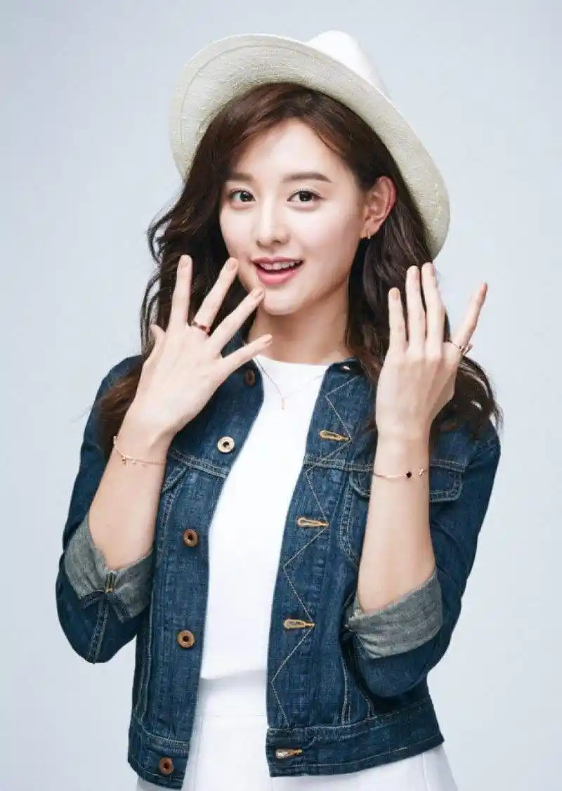 这张照片中的金智媛是一头利落的短发,戴着精致的耳饰,上身选择一个