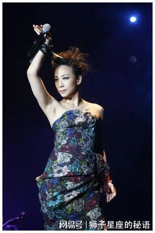 九宫格合照成为了一场信息的盛宴,每一张图片都承载着林忆莲生活的一