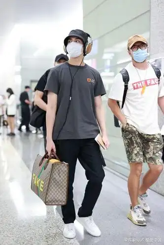 吴磊穿棉t凸显胸肌满屏荷尔蒙 戴耳麦拎超大包凹造型潮到犯规