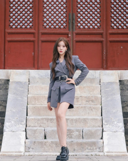 张紫宁分享日常碎片,抹茶绿泡泡衫甜美俏皮,洋溢青春元气少女感