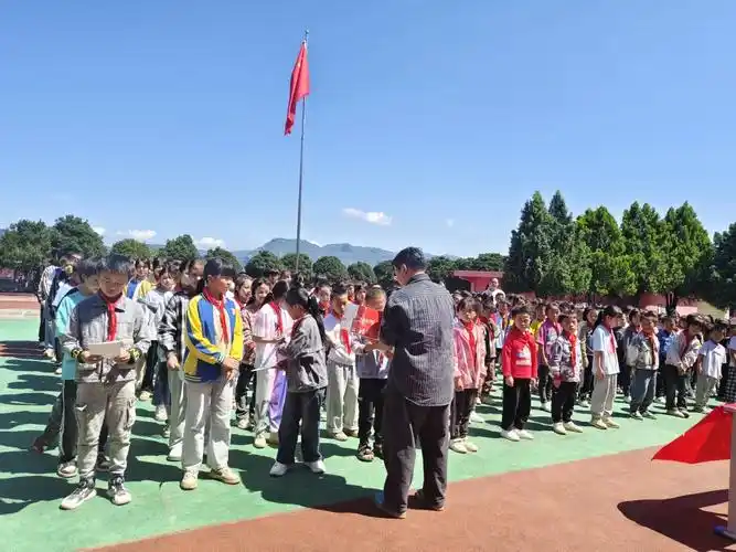 7月2日,贵州朗意律师事务所到七星关区林口镇鸡鸣三省红军小学,林口镇