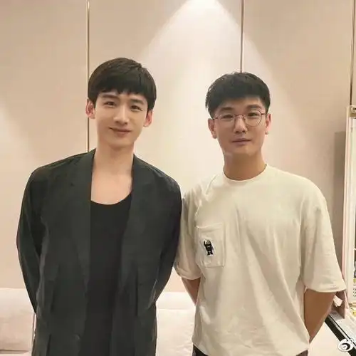 肖鹤云白敬亭碎片合影