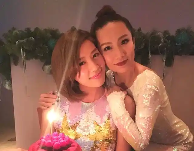 12月21日,是女星黄智雯33岁生日,好姐妹胡杏儿,胡定欣,胡蓓蔚,姚子羚